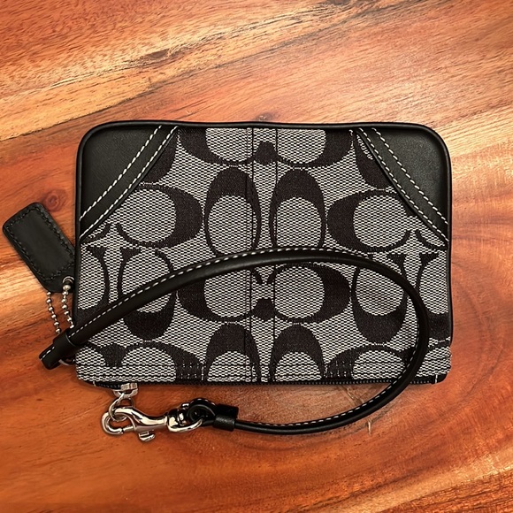 NEW COACH WRISTLET FROM THE SIGNATURE COLLECTION - Picture 3 of 9